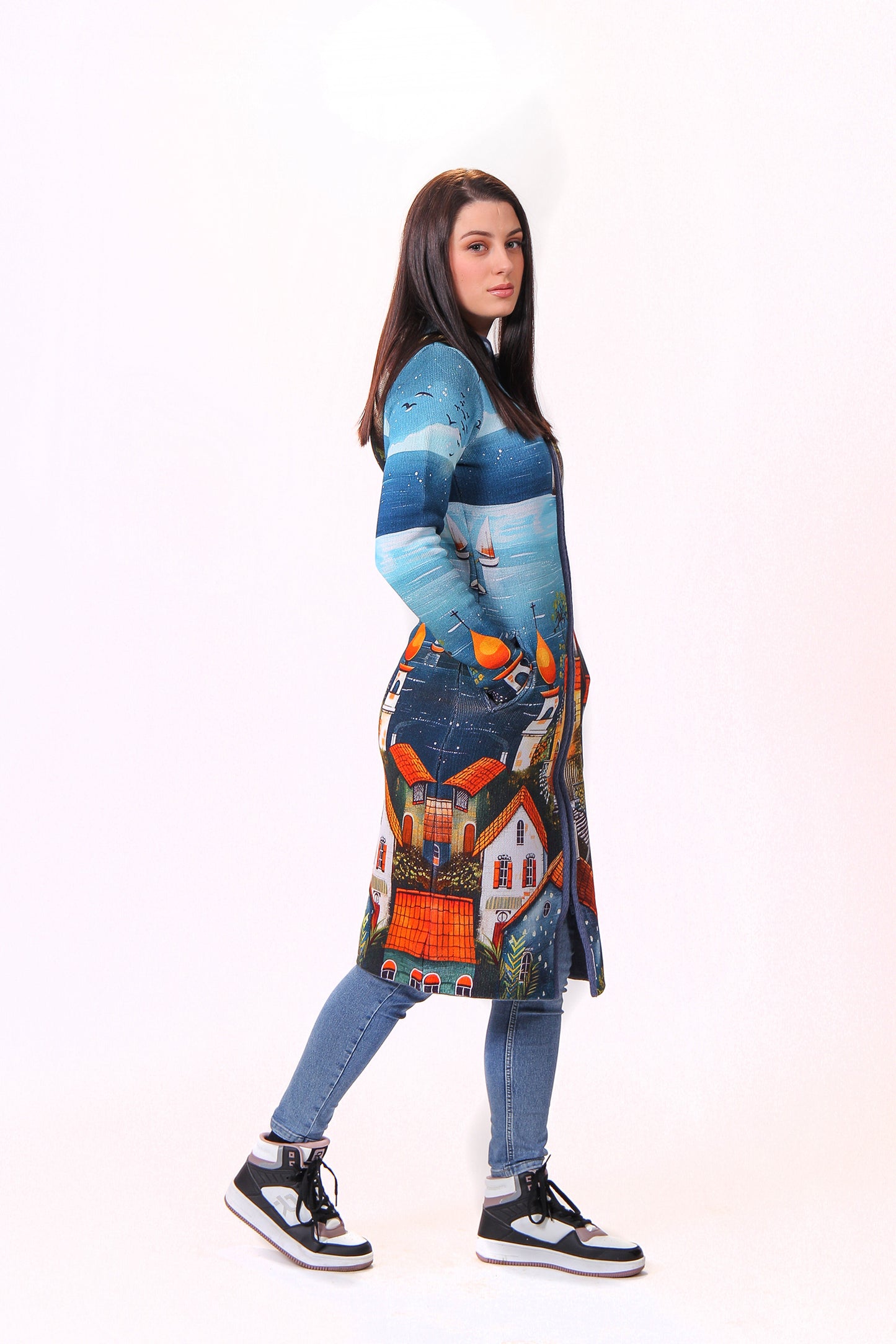 Bočni profil kaputa “Ostrvo” – Ženski kaput od trikotaže prikazan iz bočne perspektive, ističući detalje dezena i kroja.