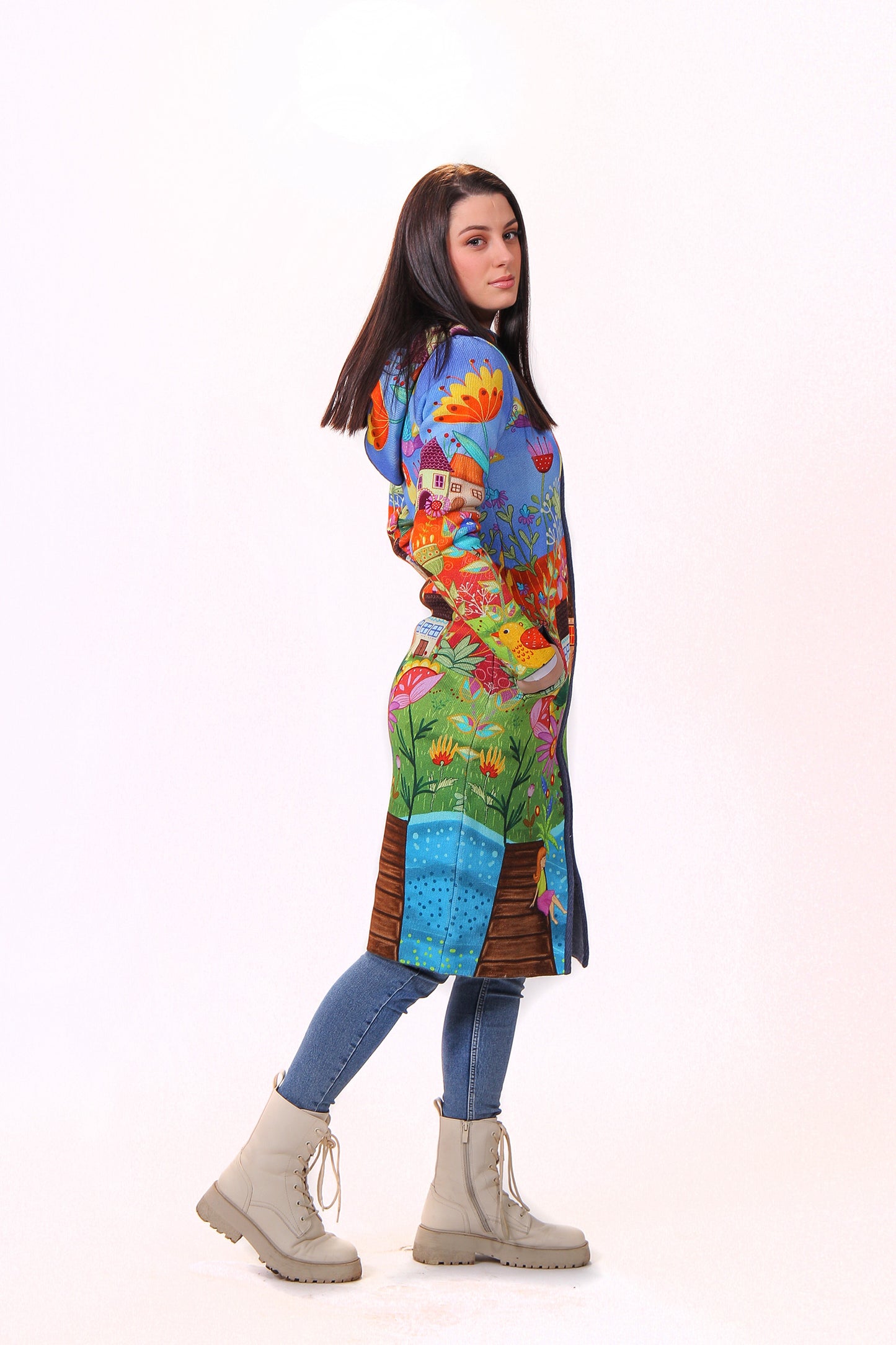 Kaput “Na Dunavu” prikazan sa strane, sa fokusom na šareni dezen i kvalitet izrade.