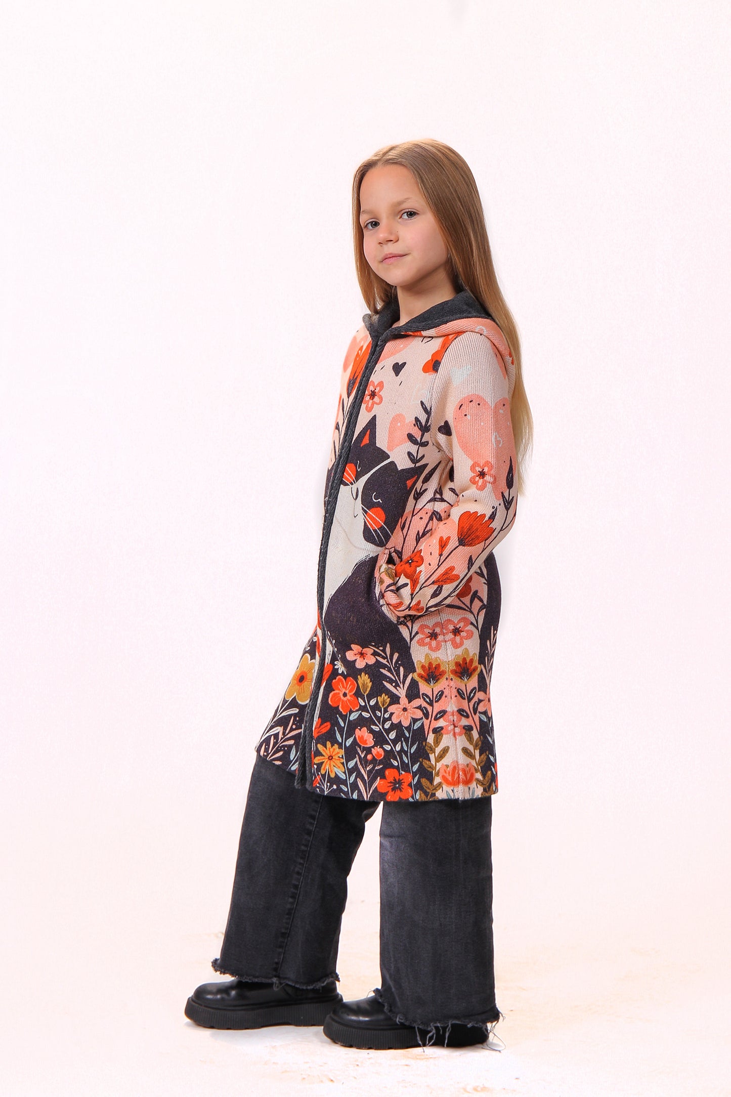 Pogled sa strane na kaputić, prikazujući sastav, dezen i kroj.