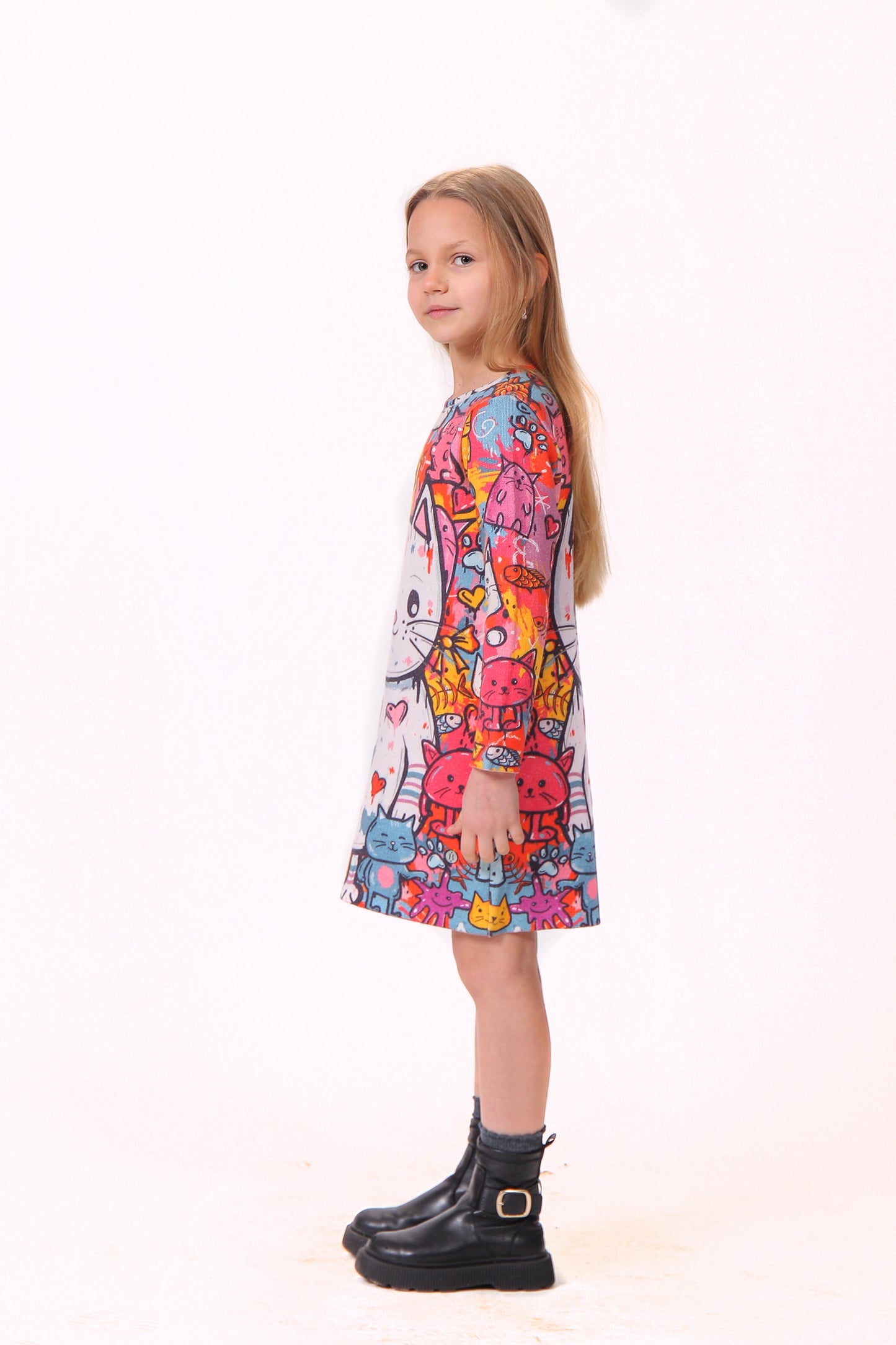 Pletena haljina ‘Graffiti Cica’ u veselim bojama za moderne devojčice