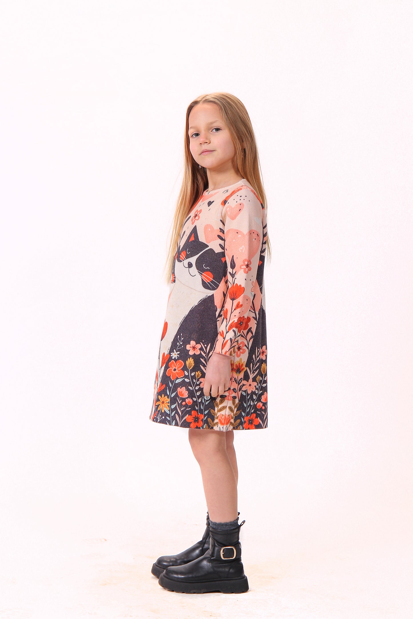 Haljina “Ljubav” na vešalici, prikazuje mekani materijal i razigran dizajn.