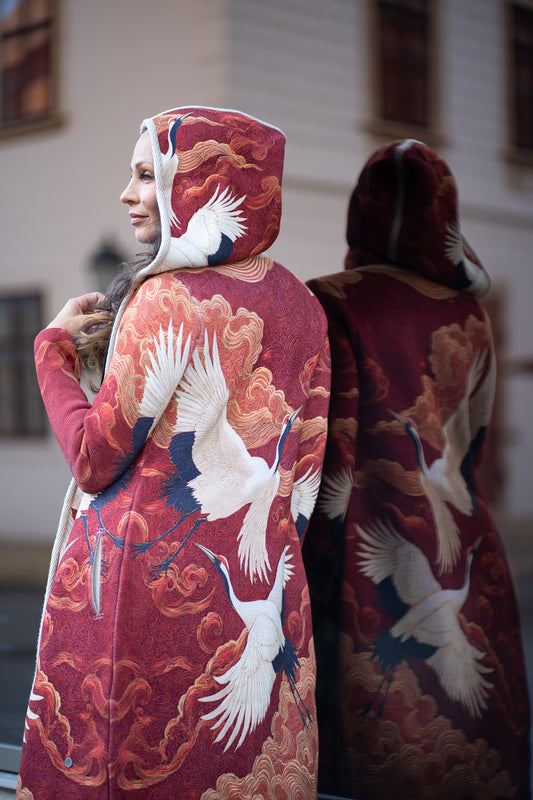 BAIKA ženski štrikani kaput Ždralovi – crvena paleta sa ždralovima, kapuljača ili kragna, midi 85 cm ili maxi 100 cm