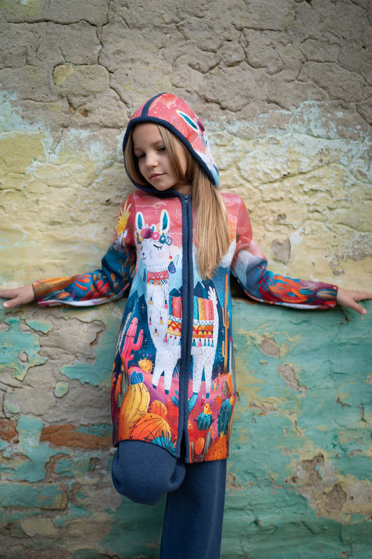 BAIKA kaputić za devojčice Lama – štrikani kaput sa motivom lame i pustinjskog pejzaža u jarkim bojama