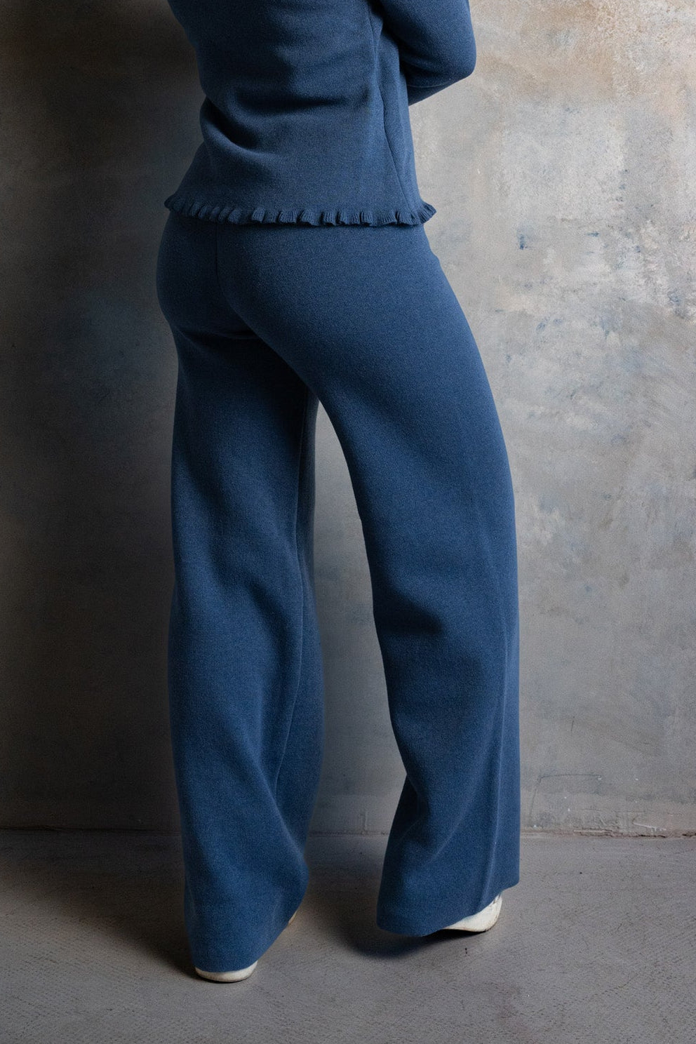 Teget pantalone za žene