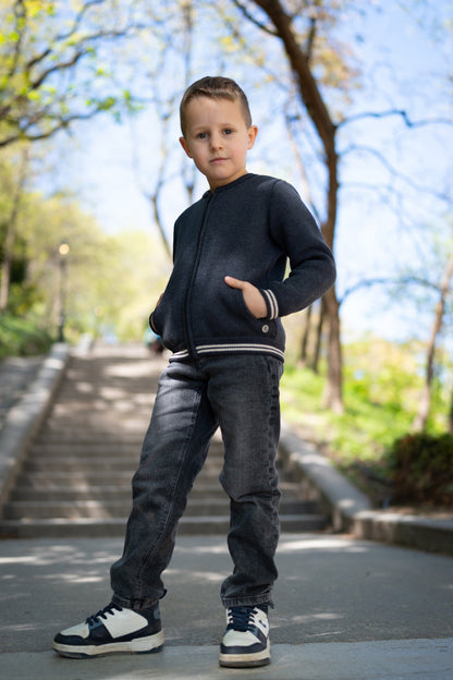 BAIKA Solid Bomber Antracit za dečake – jednobojni štrikani bomber u antracit nijansi sa rajsferšlusom.