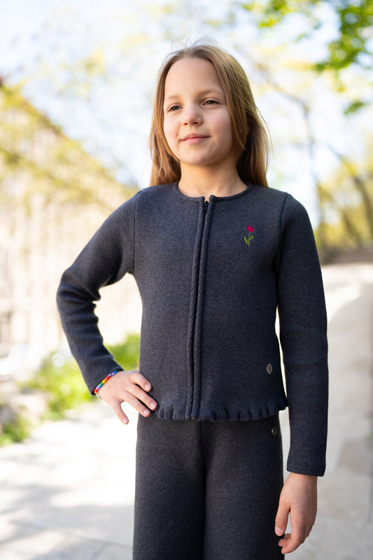 BAIKA jednobojni kardigan za devojčice Antracit – štrikani kardigan u antracit nijansi sa rajsferšlusom.