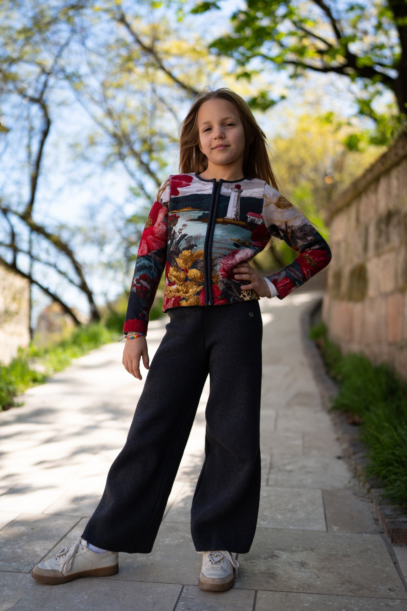 BAIKA tanki kardigan za devojčice Goblen – šareni pamučni kardigan sa cvetnim i pejzažnim motivima u crvenim i zlatnim tonovima.