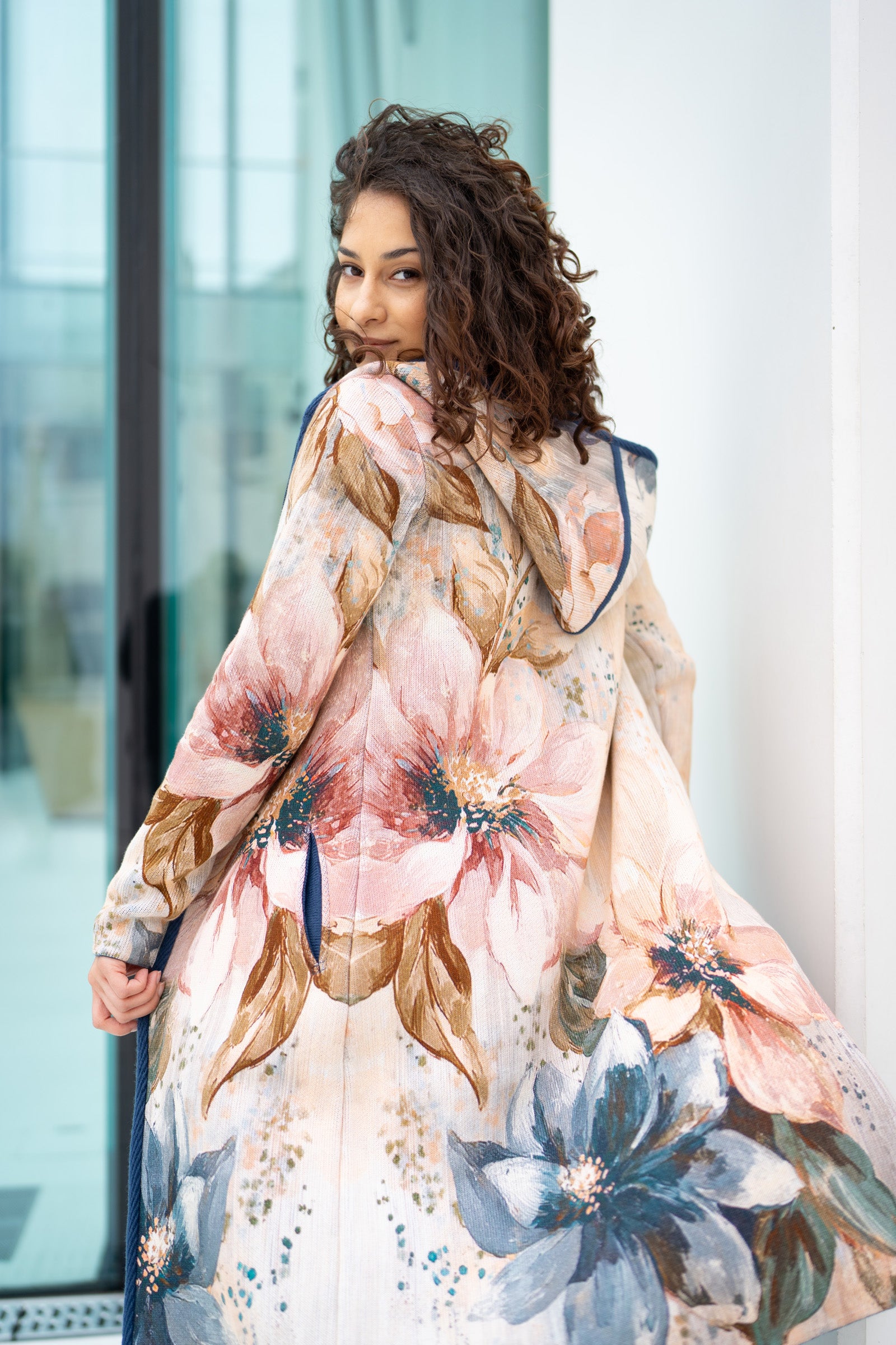 BAIKA ženski kaput Akvarel – strukirani štrikani kaput sa cvetnim motivima u nežnim puderastim tonovima.