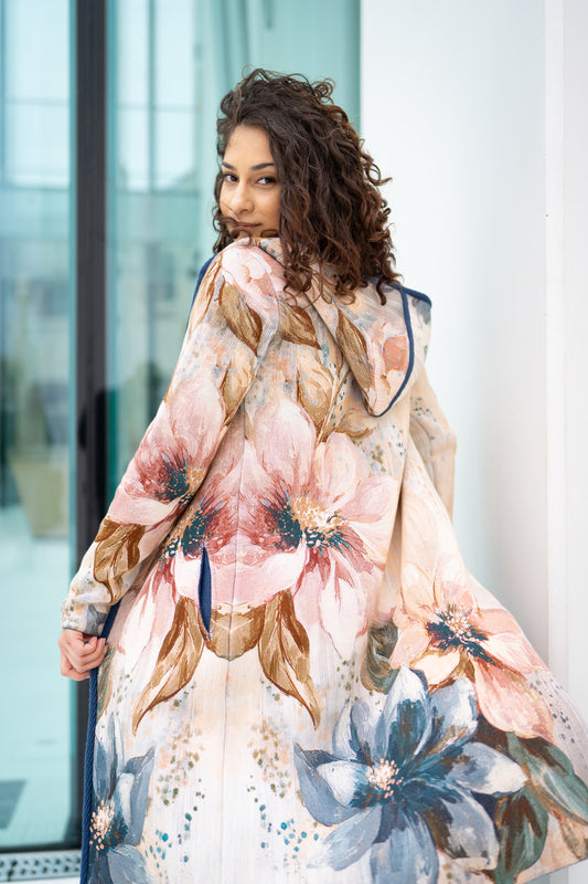 BAIKA ženski kaput Akvarel – strukirani štrikani kaput sa cvetnim motivima u nežnim puderastim tonovima.