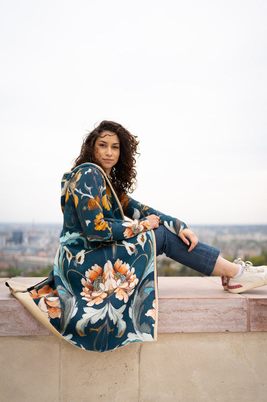 BAIKA ženski kaput Plavi Barok – strukirani štrikani kaput sa cvetnim i ornamentalnim motivima na tamnoplavoj osnovi.