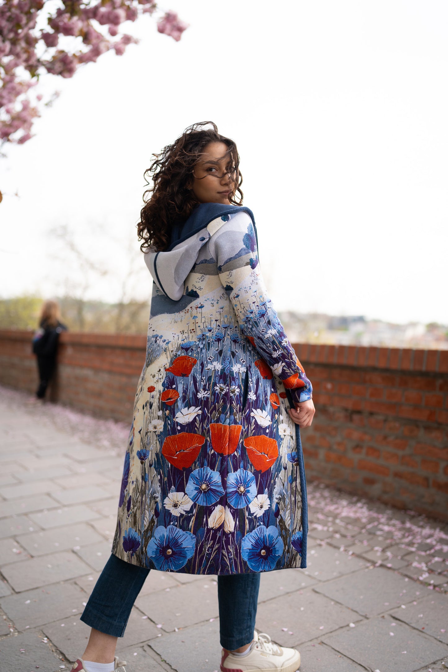 BAIKA ženski kaput Livada – strukirani štrikani kaput sa cvetnim motivima u plavim, belim i narandžastim tonovima