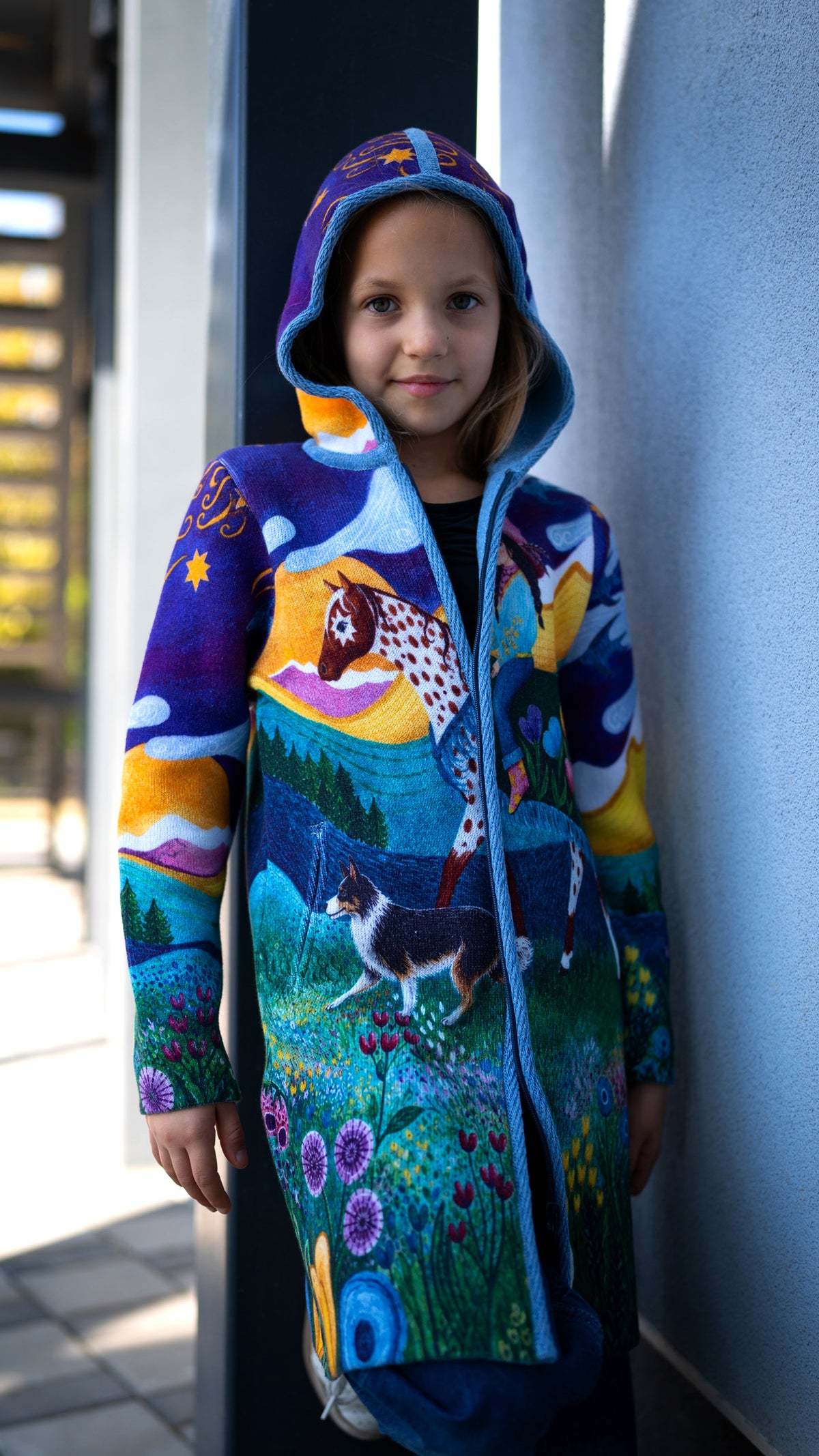 Devojčica u BAIKA štrikanom kaputiću Tamo daleko sa devojčicom na konju, planinama, cvećem i zvezdanim nebom
