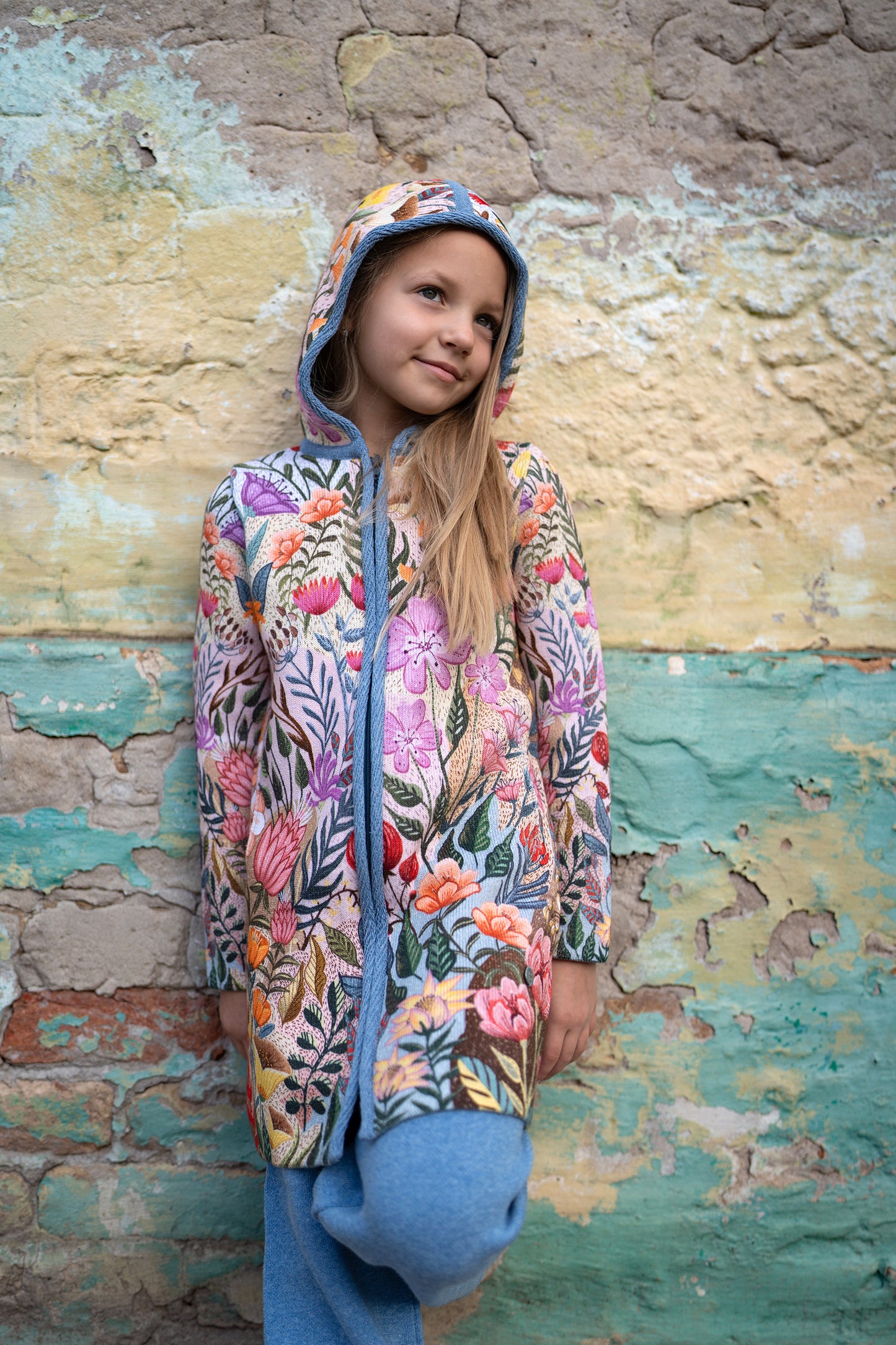 BAIKA kaputić za devojčice Letnja bašta – štrikani kaput sa cvetnim dezenom u ružičasto-ljubičastim i zelenim tonovima