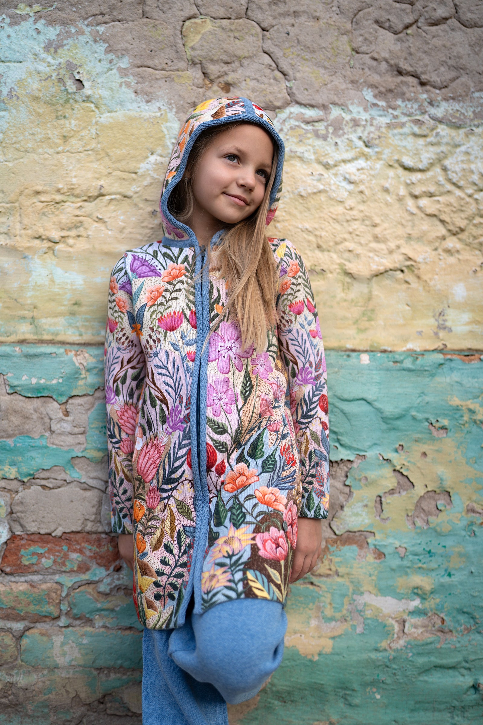 BAIKA kaputić za devojčice Letnja bašta – štrikani kaput sa cvetnim dezenom u ružičasto-ljubičastim i zelenim tonovima