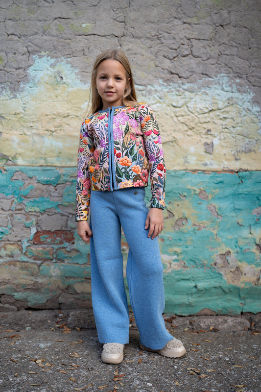 BAIKA kardigan za devojčice Letnja bašta – tanki štrikani kardigan sa cvetnim dezenom u svežim letnjim tonovima