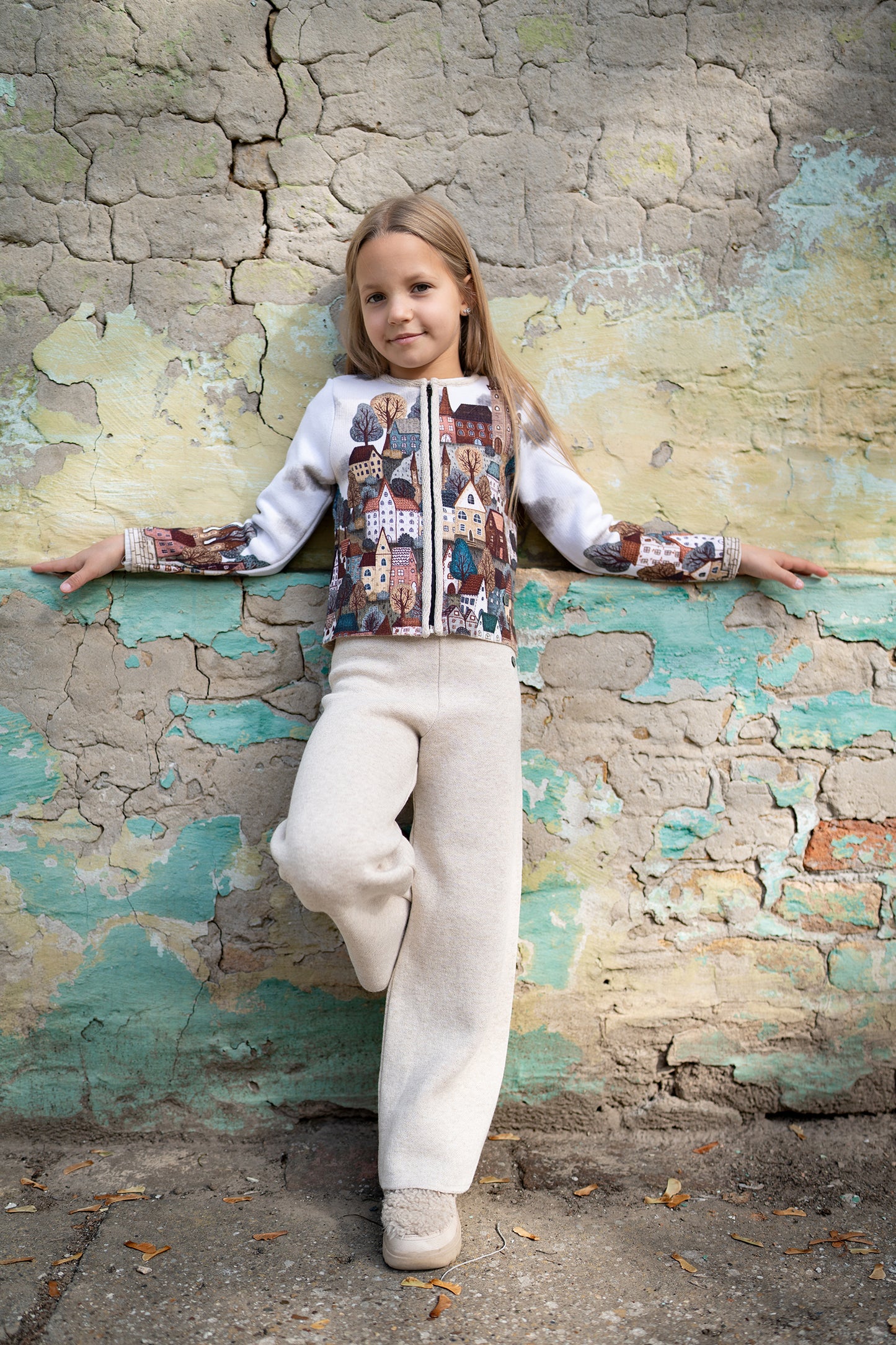 BAIKA kardigan za devojčice Tempera – tanki štrikani kardigan sa motivom šarenih kućica i slikarskih poteza u živim bojama