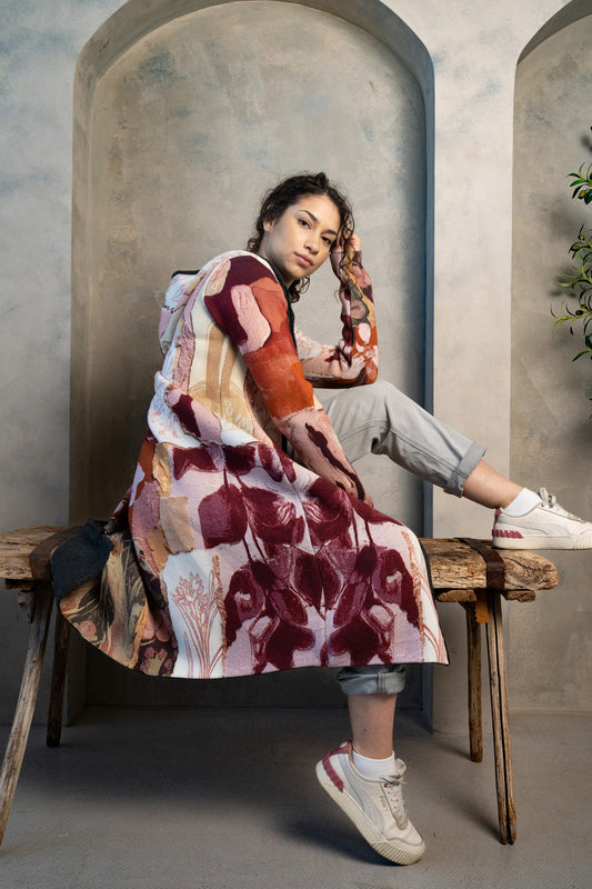 BAIKA ženski štrikani kaput Kolaž – autorski dezen, strukirani kroj, midi ili maxi dužina