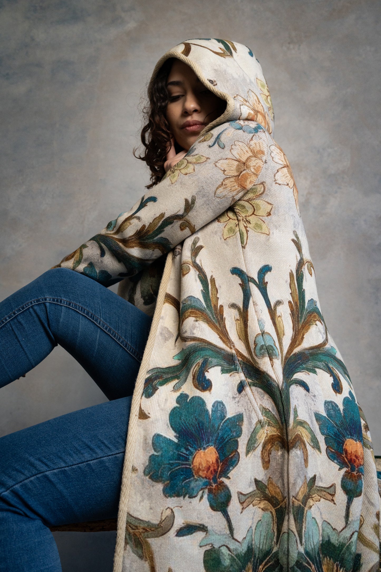 BAIKA ženski štrikani kaput Barok – cvetni dezen, strukirani kroj, midi ili maxi dužina