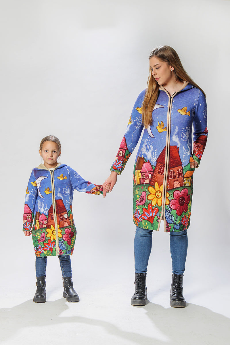 BAIKA kaput za žene Mesečina – štrikani kaput sa kapuljačom ili kragnom, midi 85 cm ili maxi 100 cm, šareni motiv kućica, cveća i žutih ptica na noćnom plavom nebu