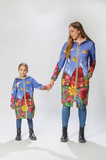 BAIKA kaput za žene Mesečina – štrikani kaput sa kapuljačom ili kragnom, midi 85 cm ili maxi 100 cm, šareni motiv kućica, cveća i žutih ptica na noćnom plavom nebu
